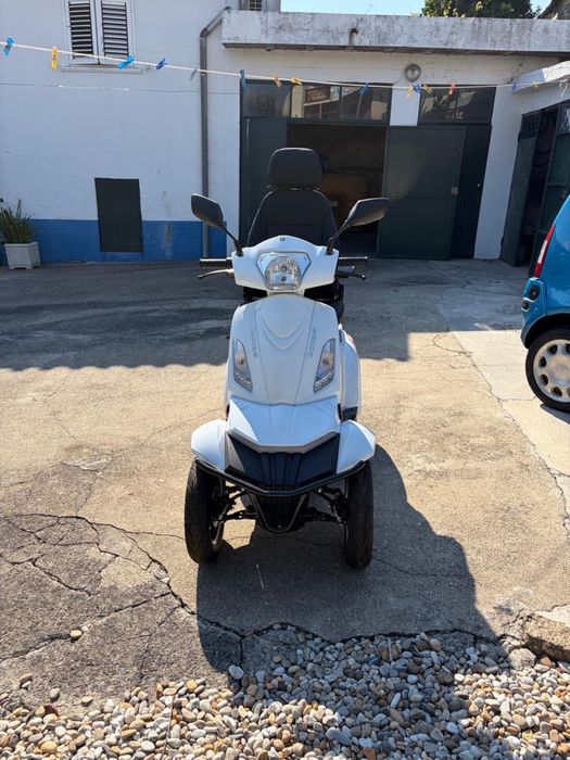 Scooter eletrica de 4 rodas