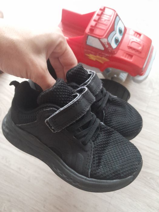 Czarne sportowe buty George dla chłopca