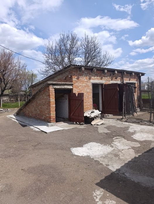 Продається будинок за межами міста