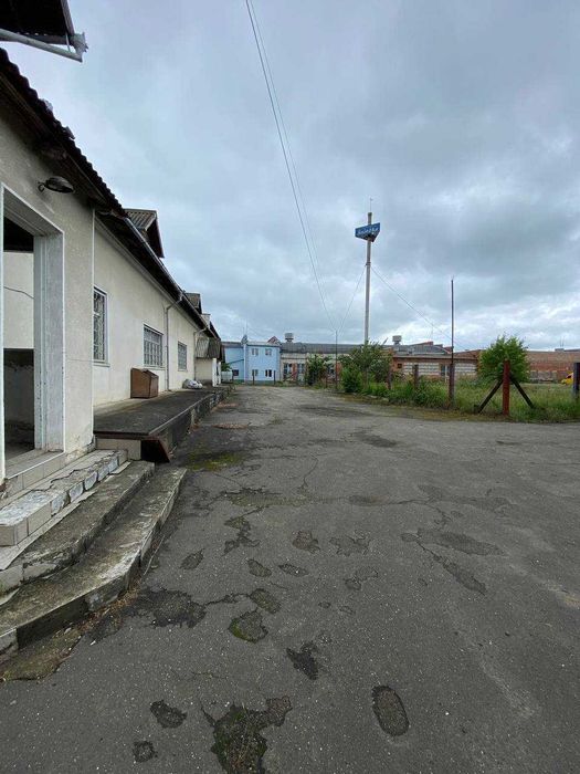 Приміщення 1230 м2 та земельна ділянка 0,35 га в с. Вістова