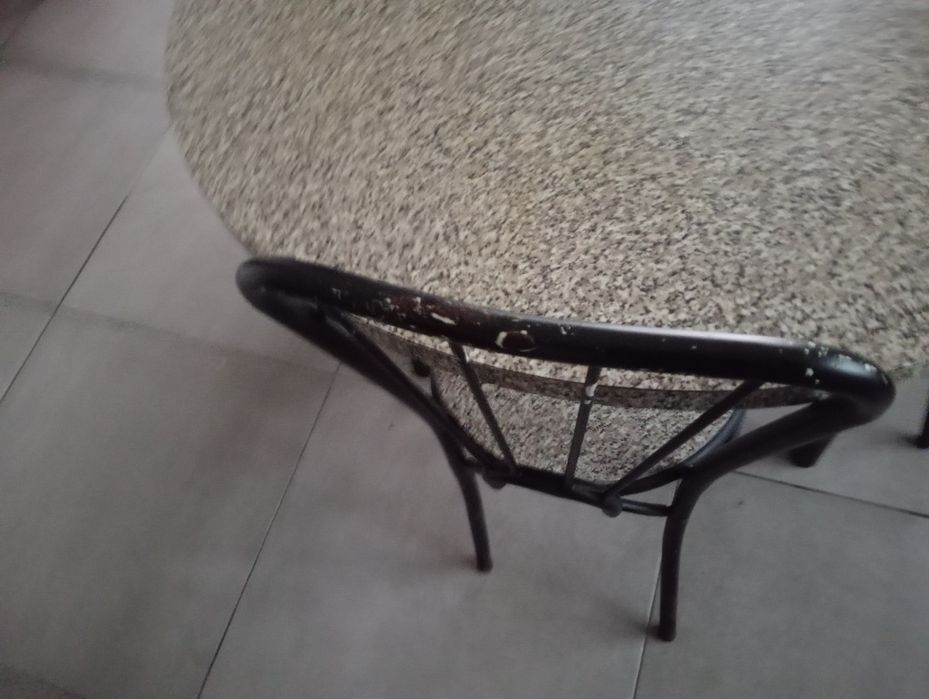 Vendo mesa e cadeiras tudo 20€