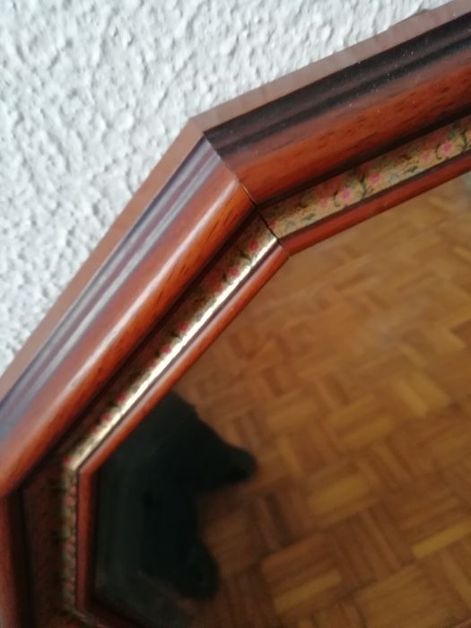Espelho biselado com moldura em madeira