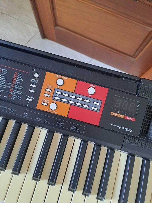 Teclado / Piano Elétrico em ótimo estado