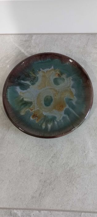 Talerz ścienny, brązowo-zielona abstrakcja, śr. 21 cm, PRL