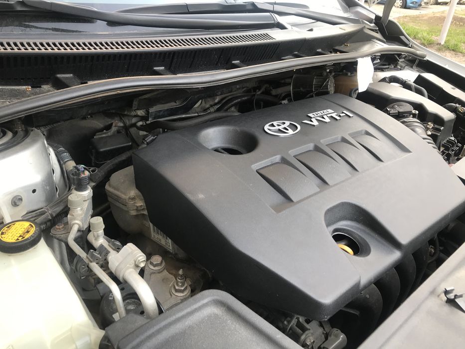 Кришка двигуна мотора Toyota Corolla Auris 1.6 крышка мотора накладка