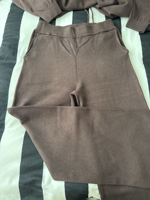 Brązowy dzianinowy dres