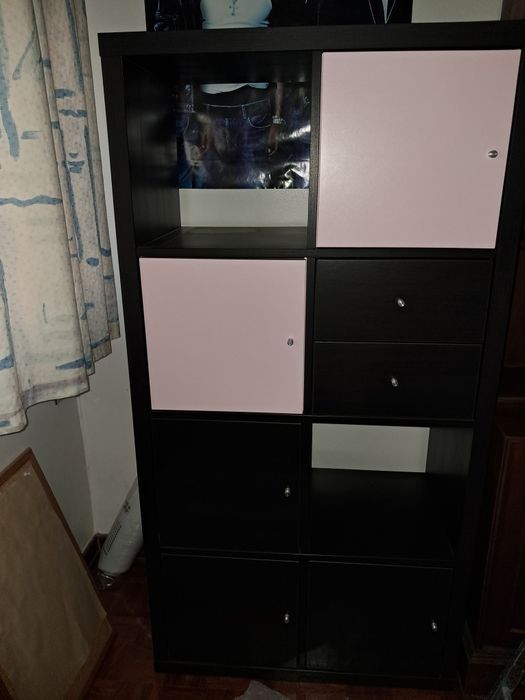 Móvel  IKEA, com muita  arrumação