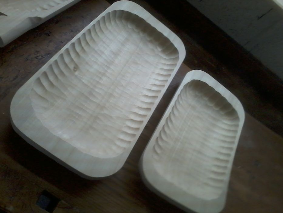 Korytka drewniane i tacki.