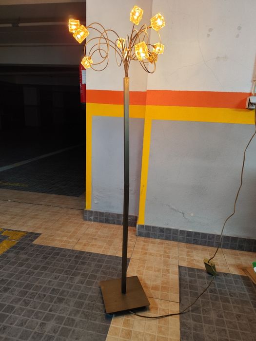 Candeeiro de pé com regulação de luminosidade, acendem todas as lâmpa