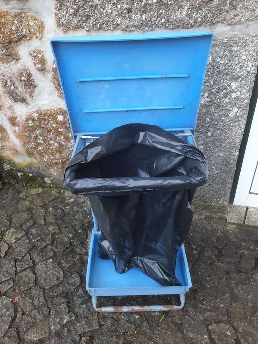 Caixote do lixo, pode vir ver em Travassós-Fafe