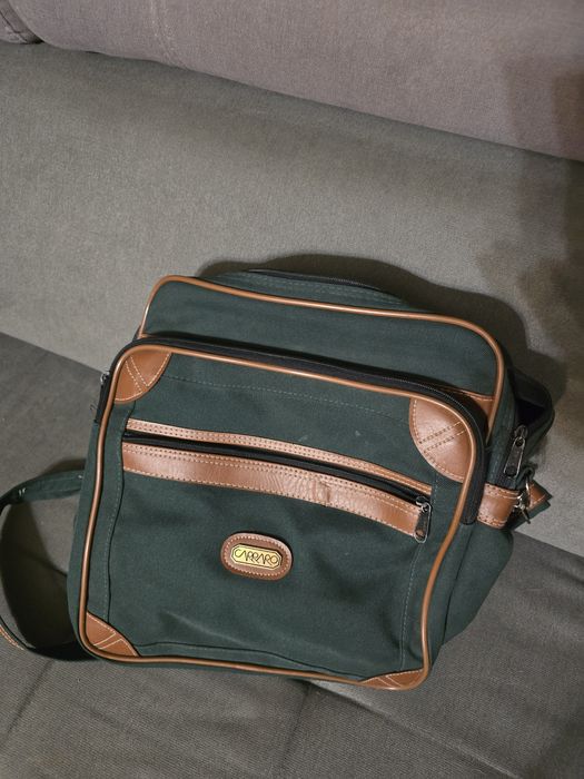 zielona torba na ramię Capraro z brązowymi skórzanymi wykończenia