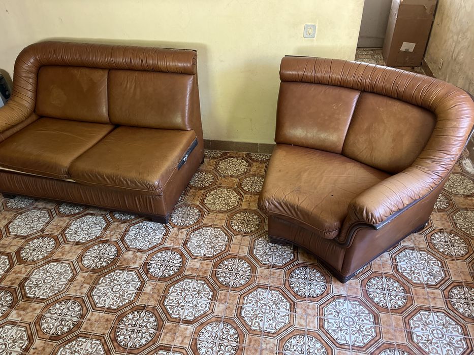 Sofá em pele (c/ cama de solteiro e canto)