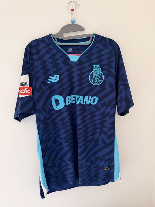 Camisa usada em jogo e assinada pelo martim fernades