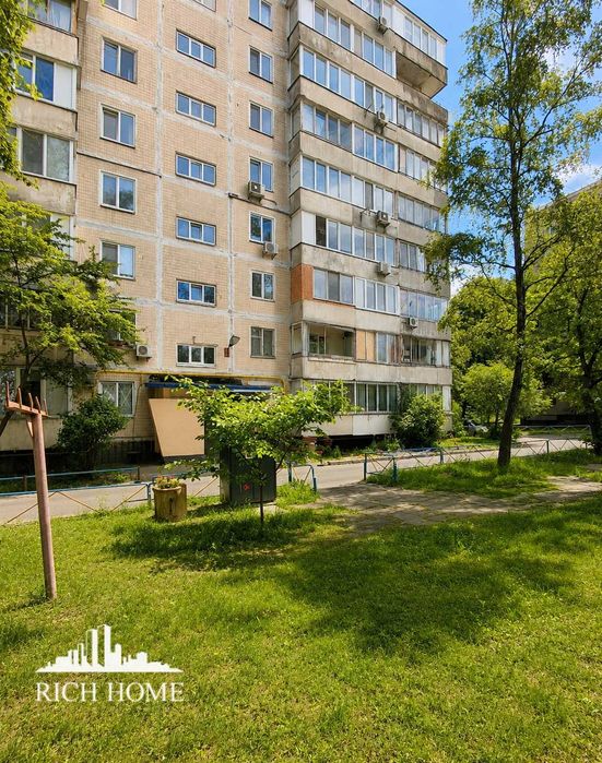 вул. Чистякіська. Продаж 2к квартири біля метро під ваше дизайнерське рішення.