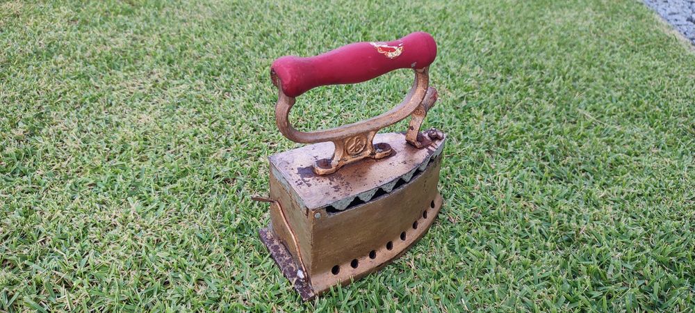 Ferro de engomar antigo