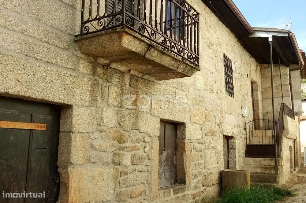 Moradia para reconstrução com ruina e quintal em Presandaes – Alijó...
