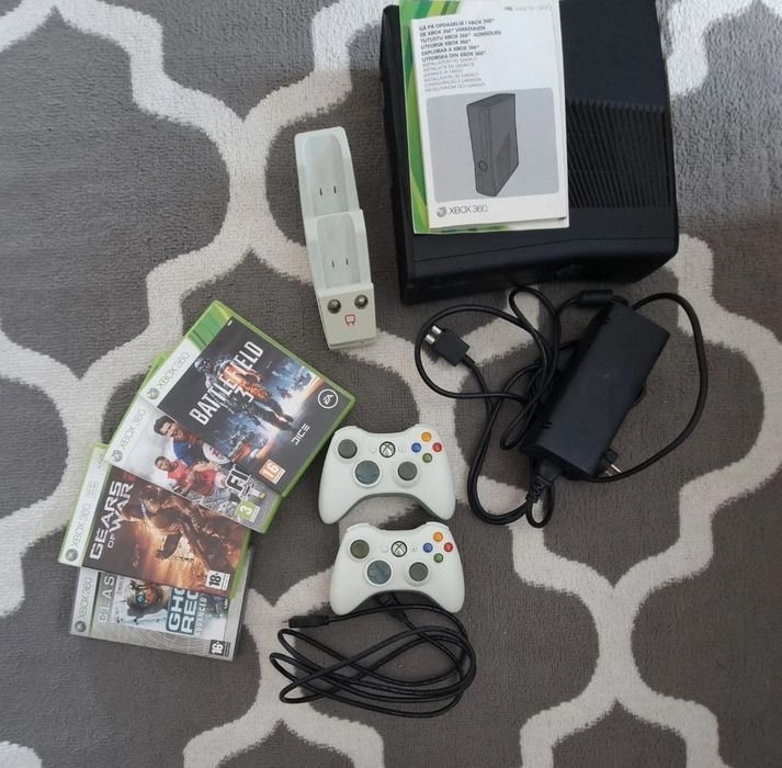 Xbox 360 S Slim + 3 pady + stacja ładowania + gry