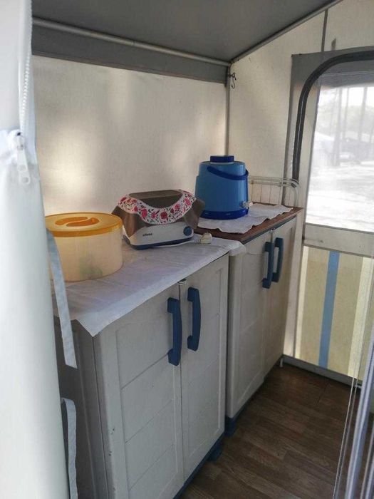Caravana média multifuncional, com avançado rígido e cozinha
