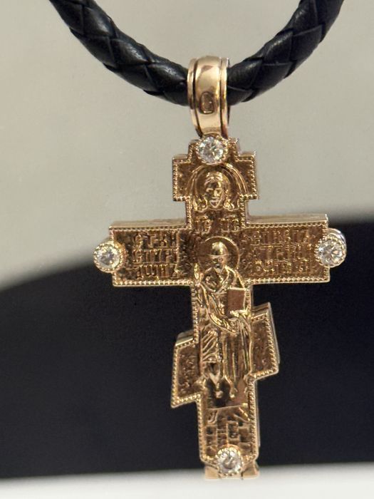 Продам золотую цепочку .Золото + 8 Брилиантов 0.6К .