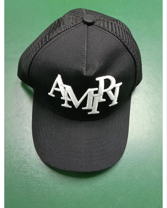 Bonés de várias marcas