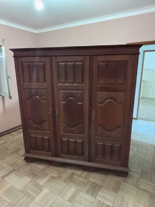 Cama em madeira e roupeiro em madeira
