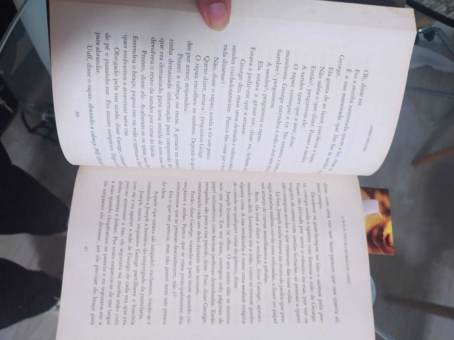 Livro "A Frágil Doçura do Bolo de Limão"