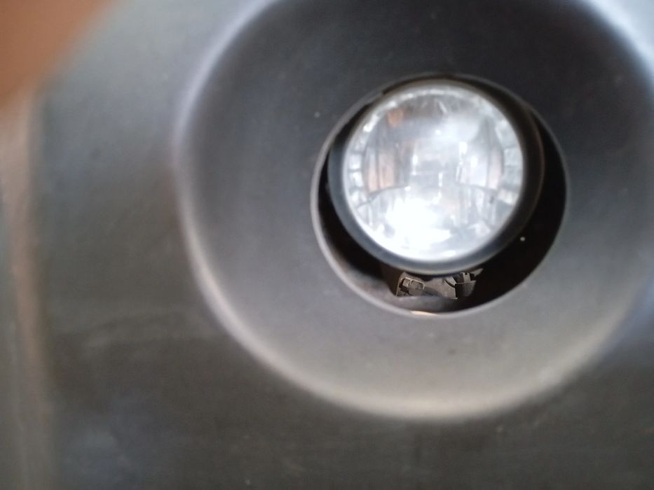 Farol nevoeiro frente esquerdo NISSAN NT400 Cabstar Chassis (F24F)