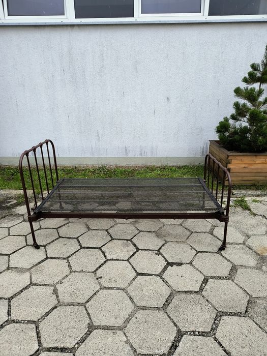 Stare metalowe łóżko