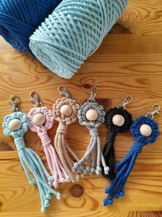 Breloczek, brelok, zawieszka makrama handmade - kwiatek