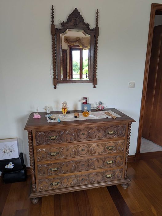 Móveis antigos - quarto completo com armário e cómoda