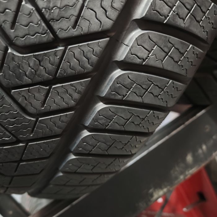 245/40/19 Pirelli Winter z 2024 roku