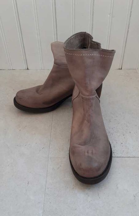Botas em pele taupe com sola de borracha