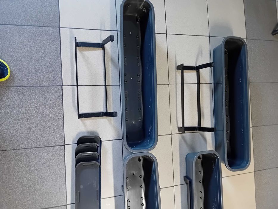 Skrzynki do kwiatów z podstawkami i stalowymi uchwytami ( 4 kpl.)