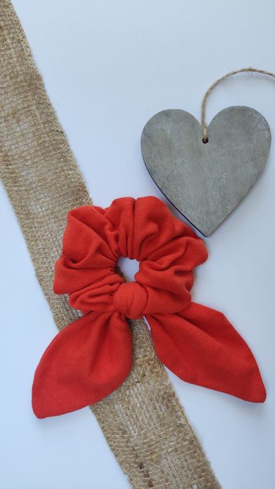 Ekologiczna gumeczka scrunchie z kokardą szyta z materiałów z odzysku