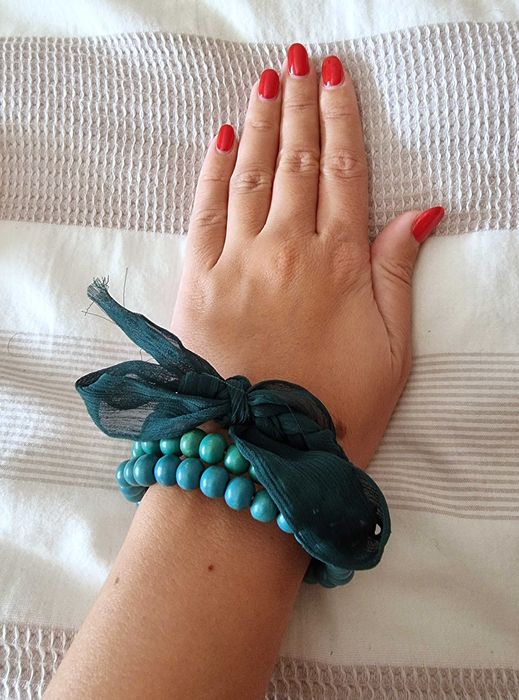 Conjunto de três pulseiras em tons de verde/ azulado