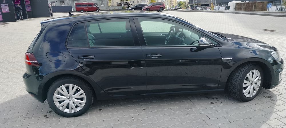 Продам E-Golf 2016 року.