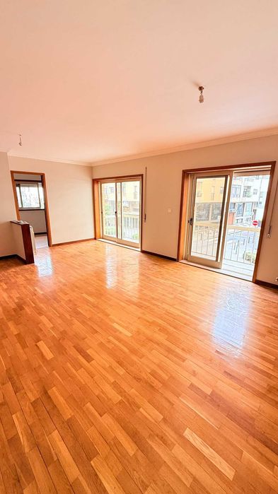 T2 com 100 m², garagem fechada, varanda e suite — junto à praia | Matosinhos
