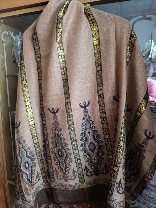 Шаль палантин 180 на 70 золотистого цвета