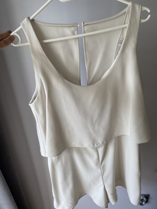 Krotki bezowy kombinezon Zara