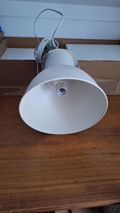 Vende-se 2 candeeiros de teto com lâmpada.