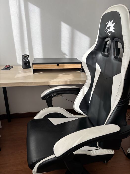 Conjunto Secretaria Ikea + base de monitor e cadeira gaming