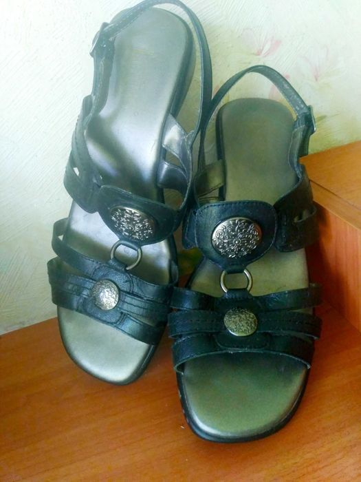 Босонiжки на низькiй танкетцi