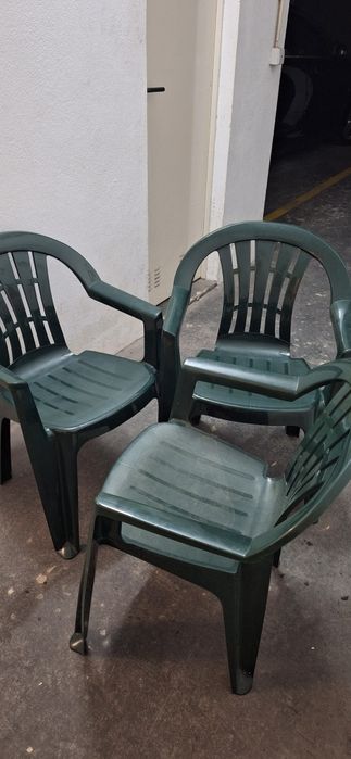 Três cadeiras verdes