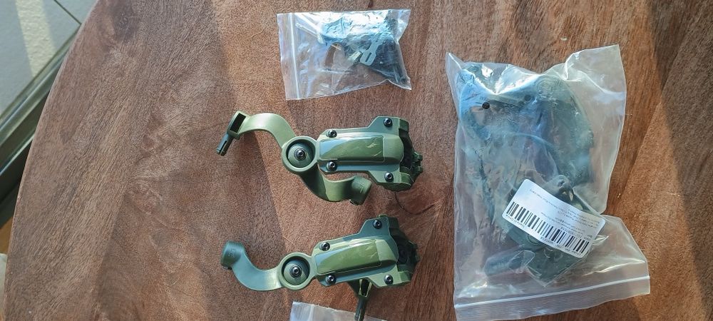 Adaptadores de Capacete ARC Rail/Trilho para Earphones - Airsoft