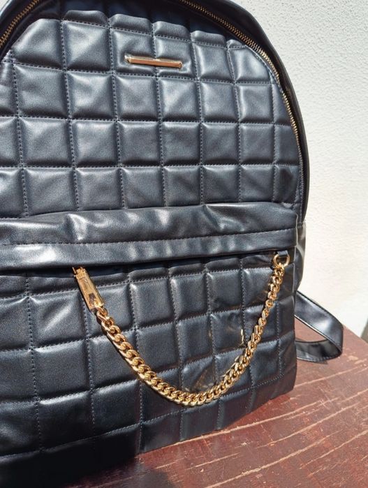 Mochila ALDO acolchoada preta com detalhes dourados