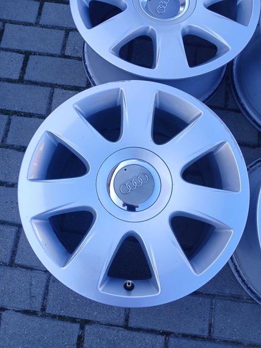 Felgi aluminiowe Audi 7j16 et 42 5x112 ch 57,1 A4 A3 itp VW