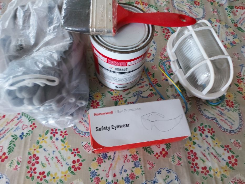 1 lata de tinta primário cinza de 1 litro 1 trincha 5  pares de luvas