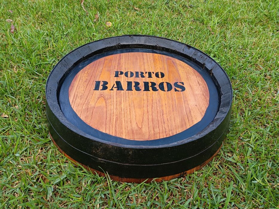Topo de barril "PORTO BARROS" em madeira de carvalho com aros metálicos
Medidas: 50/10cm topo 
Exemplar estado de conservação
