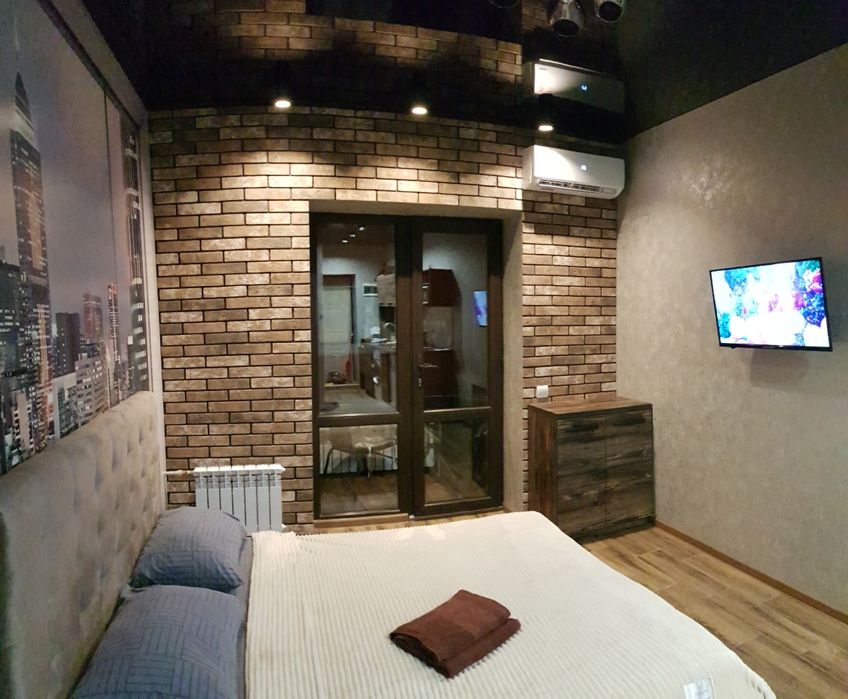 Сдаем 1к.кв.посуточно и почасово.Холодная Гора.Кондиционер. Балкон