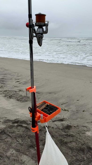 Suporte/tabuleiro com tampa para iscos e acessórios de pesca